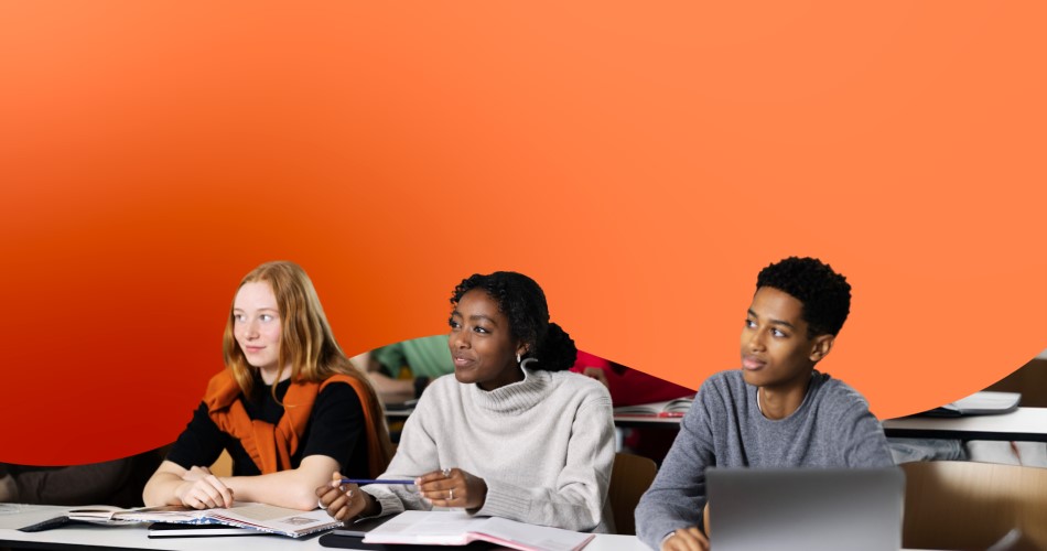 学生们在橙色教室的课桌旁学习。